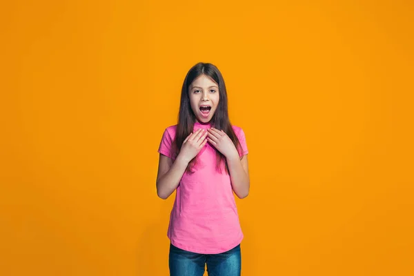 Piękna Nastolatka Dziewczyna patrząc zaskoczony na białym tle na orange — Zdjęcie stockowe