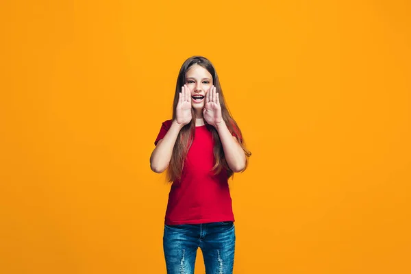 Isolato su giallo giovane ragazza adolescente casuale gridando in studio — Foto Stock