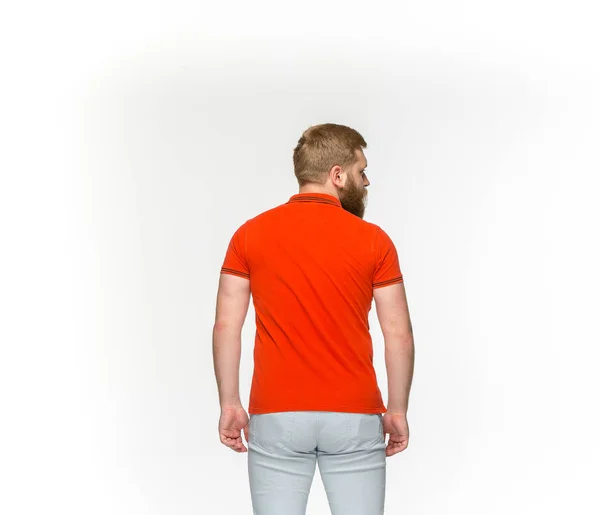 Closeup των νέων επανδρώνει το σώμα στο κενό κόκκινο t-shirt που απομονώνονται σε λευκό φόντο. Κοροϊδεύετε επάνω για σχεδίαση — Φωτογραφία Αρχείου