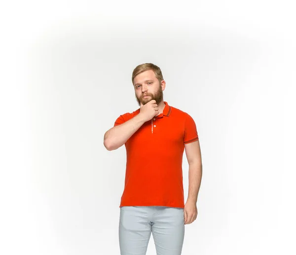 Nahaufnahme des Körpers junger Männer in leerem roten T-Shirt isoliert auf weißem Hintergrund. Attrappe für Disign-Konzept — Stockfoto