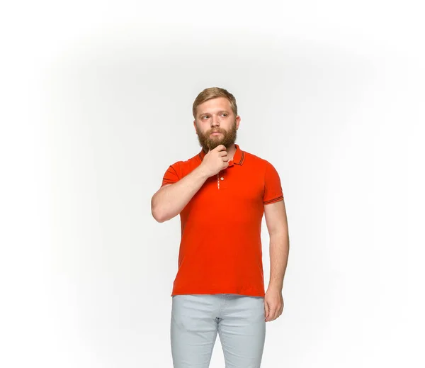 Closeup των νέων επανδρώνει το σώμα στο κενό κόκκινο t-shirt που απομονώνονται σε λευκό φόντο. Κοροϊδεύετε επάνω για σχεδίαση — Φωτογραφία Αρχείου
