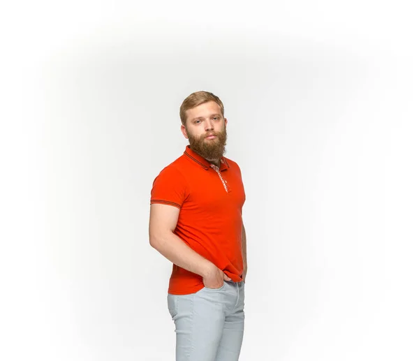 영의 흰색 배경에 고립 된 빈 빨간 t-셔츠에 몸 망. 디자인 컨셉에 대 한 조롱 — 스톡 사진