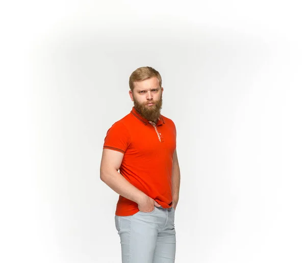 Nahaufnahme des Körpers junger Männer in leerem roten T-Shirt isoliert auf weißem Hintergrund. Attrappe für Disign-Konzept — Stockfoto