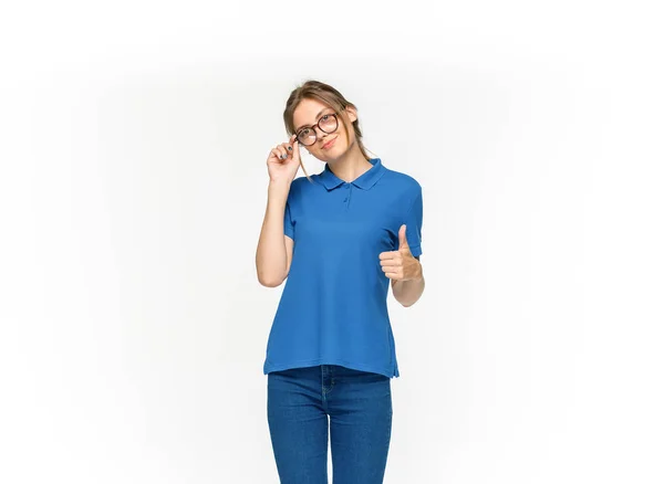 Primer plano del cuerpo de las mujeres jóvenes en una camiseta azul vacía aislada sobre fondo blanco. Prepárate para el concepto de disign —  Fotos de Stock