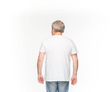 Üst düzey portre boş beyaz t-shirt beyaz arka plan üzerinde izole vücutta mans. Tasarım konsepti için alay