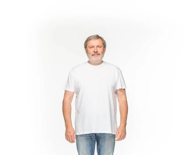 Fechar o corpo do homem sênior em camiseta branca vazia isolada no fundo branco. Preparem-se para o conceito de disign — Fotografia de Stock