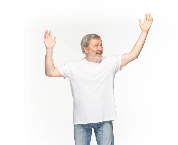 Primer plano del cuerpo del hombre mayor en camiseta blanca vacía aislada sobre fondo blanco. Prepárate para el concepto de disign —  Fotos de Stock