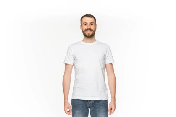Primo piano del corpo giovane uomo in t-shirt bianca vuota isolata su sfondo bianco. Scherzo per il concetto di disegno — Foto Stock
