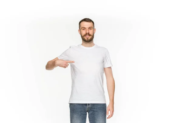 Fechar o corpo de jovens homens em camiseta branca vazia isolada sobre fundo branco. Preparem-se para o conceito de disign — Fotografia de Stock