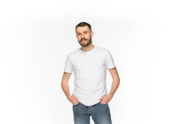 Closeup των νέων επανδρώνει το σώμα στο κενό λευκό t-shirt που απομονώνονται σε λευκό φόντο. Κοροϊδεύετε επάνω για σχεδίαση — Φωτογραφία Αρχείου