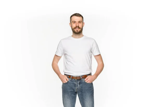 Primer plano del cuerpo de los jóvenes en camiseta blanca vacía aislada sobre fondo blanco. Prepárate para el concepto de disign — Foto de Stock