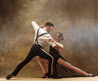 Studio poz esnek genç modern dans çift.
