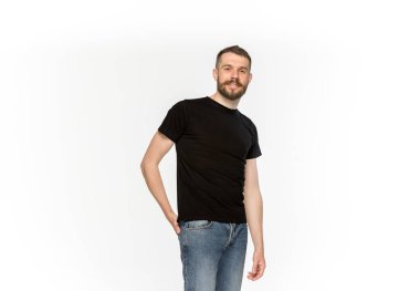 Genç closeup vücutta boş siyah t-shirt beyaz arka plan üzerinde izole mans. Tasarım konsepti için alay