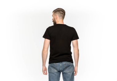 Genç closeup vücutta boş siyah t-shirt beyaz arka plan üzerinde izole mans. Tasarım konsepti için alay
