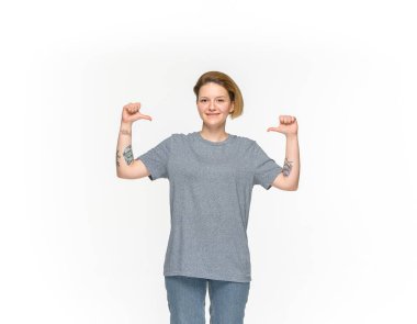 Genç kadının vücudunda boş gri t-shirt beyaz arka plan üzerinde izole closeup. Tasarım konsepti için alay