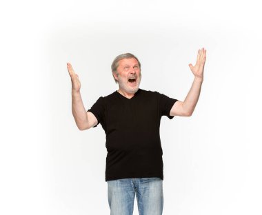 Üst düzey portre vücutta boş siyah t-shirt beyaz arka plan üzerinde izole mans. Tasarım konsepti için alay