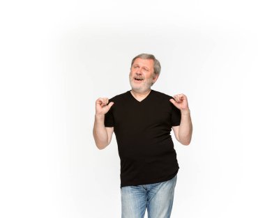 Üst düzey portre vücutta boş siyah t-shirt beyaz arka plan üzerinde izole mans. Tasarım konsepti için alay