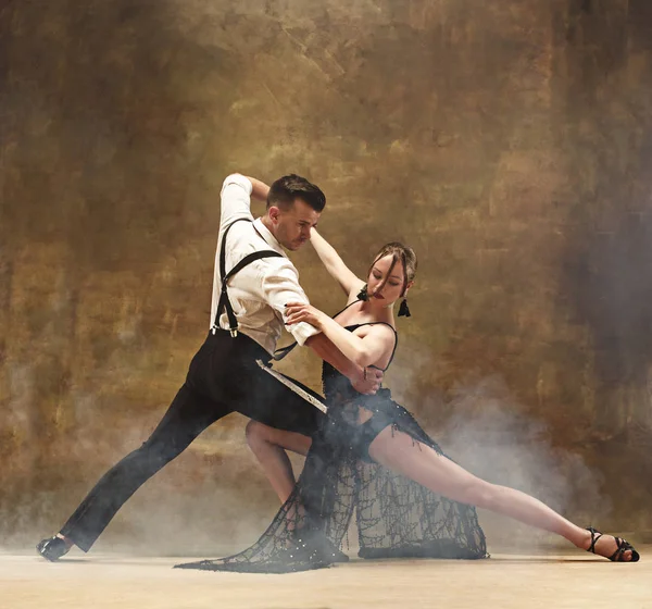 Flexível jovem casal dança moderna posando em estúdio . — Fotografia de Stock