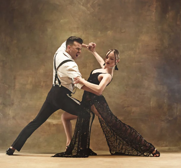 Flexível jovem casal dança moderna posando em estúdio . — Fotografia de Stock