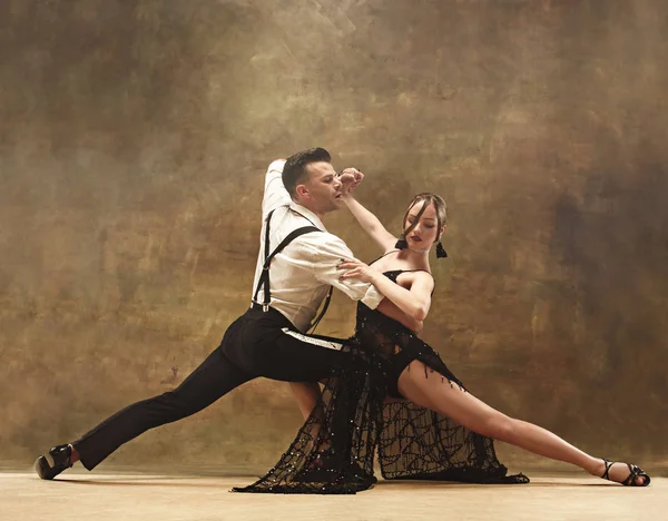 Flexível jovem casal dança moderna posando em estúdio . — Fotografia de Stock