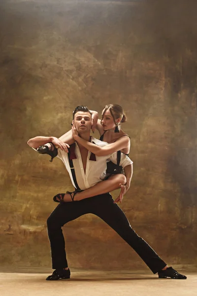 Flexibilní mladé taneční pár pózuje ve studiu. — Stock fotografie