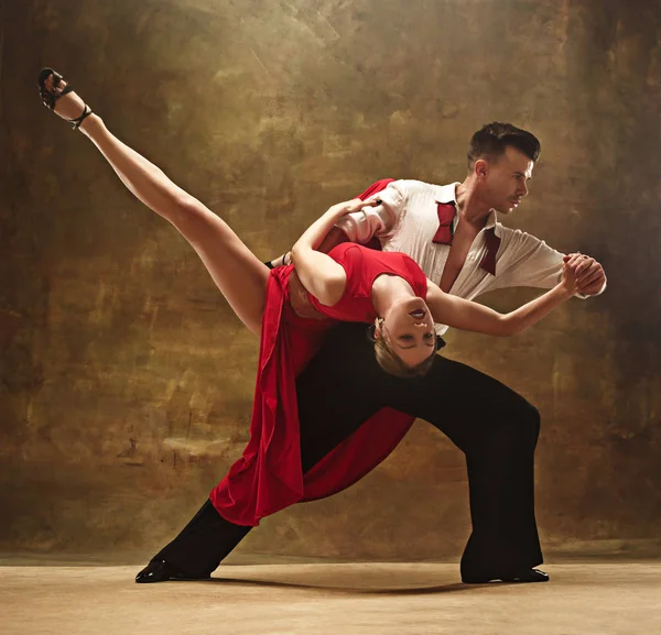 Flexibele jonge moderne dans paar poseren in studio. — Stockfoto