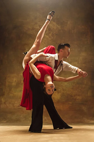 Flexível jovem casal dança moderna posando em estúdio . — Fotografia de Stock