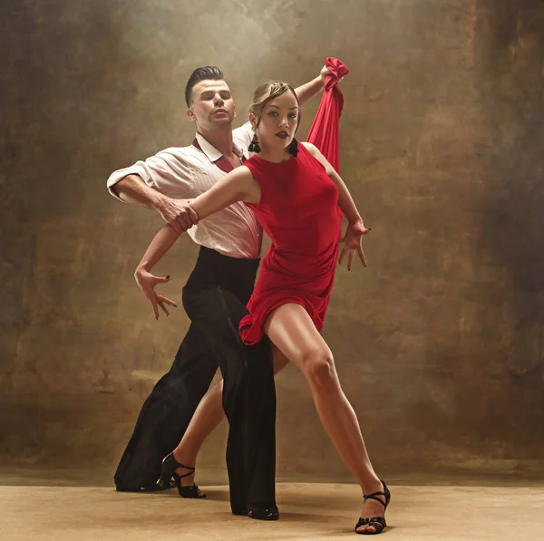 Flexível jovem casal dança moderna posando em estúdio . — Fotografia de Stock