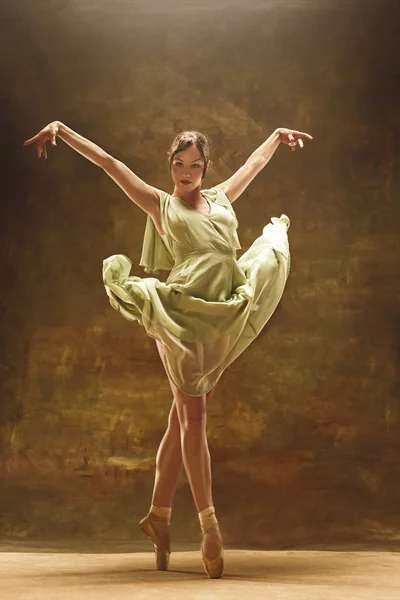Młody tancerz - harmonijny ładna kobieta z tutu pozowanie Studio - — Zdjęcie stockowe