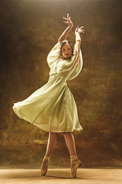 Joven bailarina de ballet - Mujer bonita armoniosa con tutú posando en el estudio  - —  Fotos de Stock