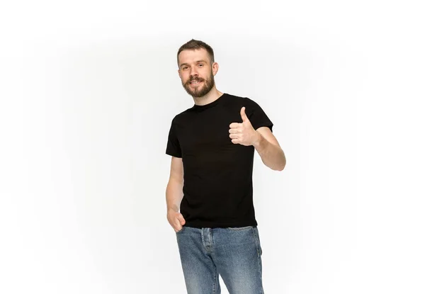 Close-up van jonge mans lichaam in lege zwart t-shirt geïsoleerd op een witte achtergrond. Bespotten voor ontwerpconcept — Stockfoto