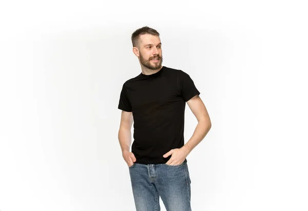 Närbild av ung mans kropp i tom svart t-shirt isolerad på vit bakgrund. Håna upp för designkoncept — Stockfoto