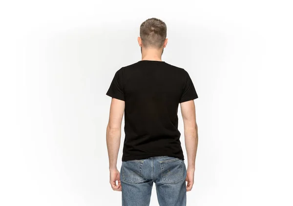 Closeup των νέων επανδρώνει το σώμα στο κενό μαύρο t-shirt που απομονώνονται σε λευκό φόντο. Κοροϊδεύετε επάνω για σχεδίαση — Φωτογραφία Αρχείου