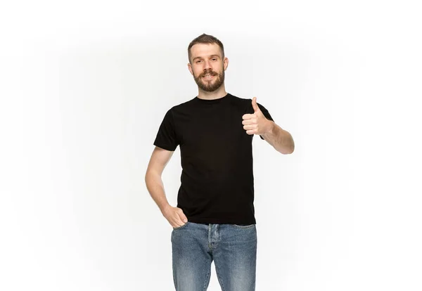 Närbild av ung mans kropp i tom svart t-shirt isolerad på vit bakgrund. Håna upp för designkoncept — Stockfoto