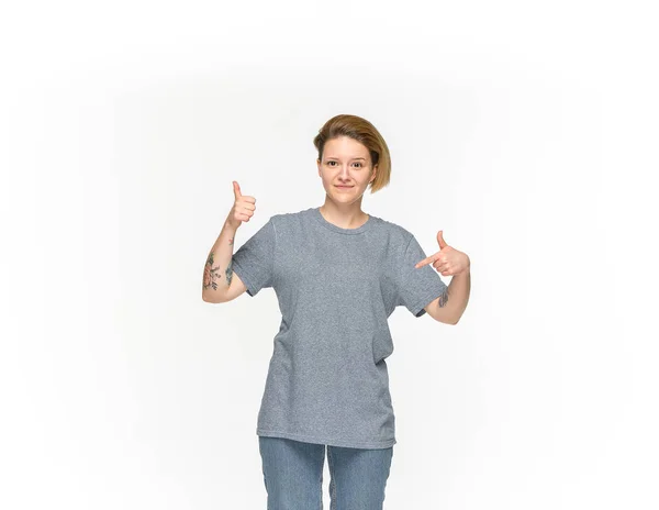 Close-up de corpo de mulheres jovens em t-shirt cinza vazio isolado no fundo branco. Preparem-se para o conceito de disign — Fotografia de Stock