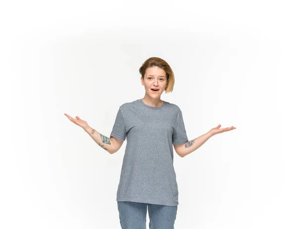 Genç kadının vücudunda boş gri t-shirt beyaz arka plan üzerinde izole closeup. Tasarım konsepti için alay — Stok fotoğraf