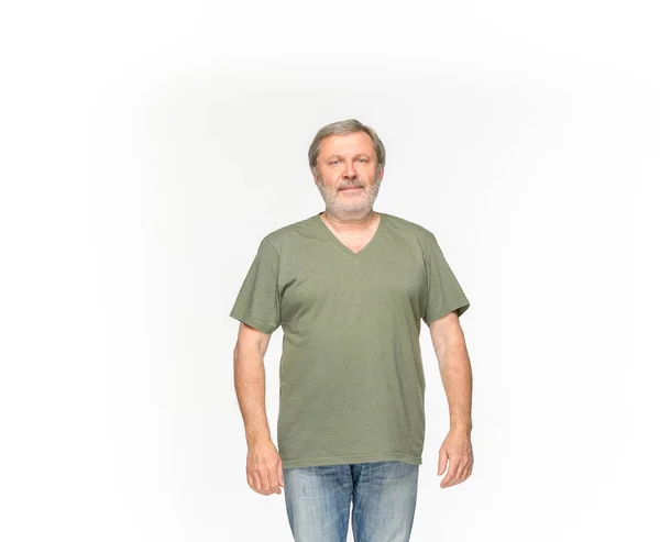 Closeup των ανώτερων επανδρώνει το σώμα στο κενό πράσινο μπλουζάκι που απομονώνονται σε λευκό φόντο. Κοροϊδεύετε επάνω για σχεδίαση — Φωτογραφία Αρχείου