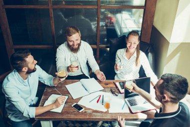 Neşeli gençlerin gülümseyin ve barda dinlenirken jest.