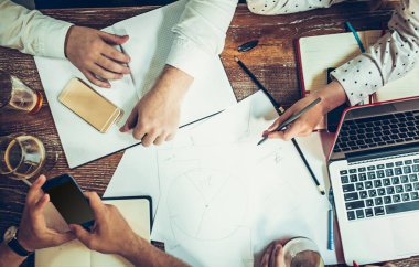 Çalışma ve barda rahatlatıcı insanların elinde.