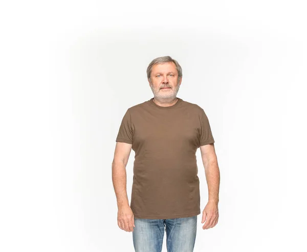 Closeup των ανώτερων επανδρώνει το σώμα στο κενό καφέ μπλούζα που απομονώνονται σε λευκό φόντο. Κοροϊδεύετε επάνω για σχεδίαση — Φωτογραφία Αρχείου