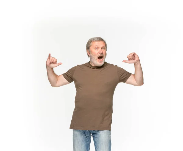 Primer plano del cuerpo del hombre mayor en camiseta marrón vacía aislada sobre fondo blanco. Prepárate para el concepto de disign — Foto de Stock