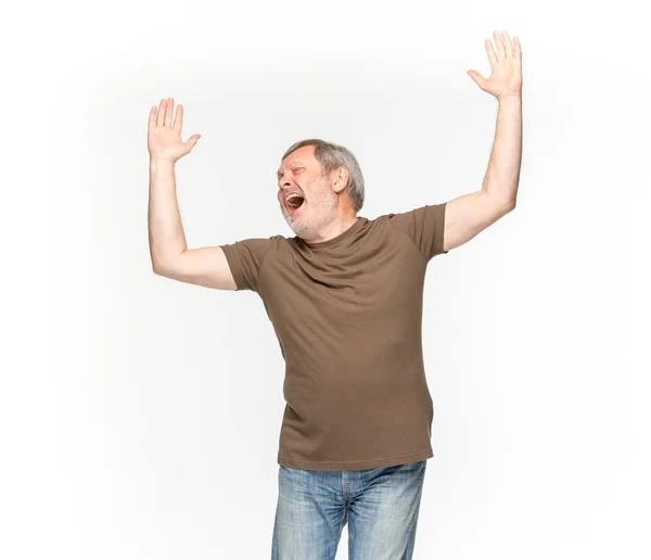 Крупним планом тіло старшого чоловіка в порожній коричневій футболці ізольовано на білому тлі. Зробити спробу розрізнення концепції — стокове фото