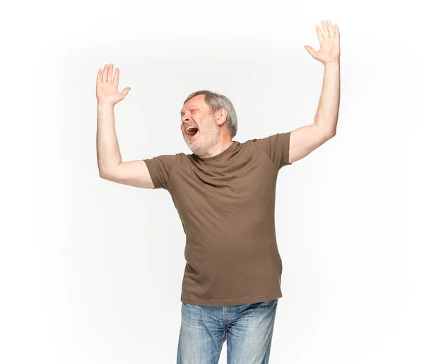 Primer plano del cuerpo del hombre mayor en camiseta marrón vacía aislada sobre fondo blanco. Prepárate para el concepto de disign — Foto de Stock