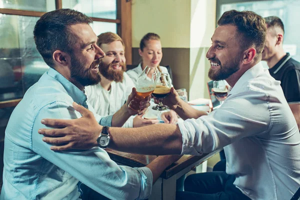 Team job while relaxing in pub. — Stock Photo, Image