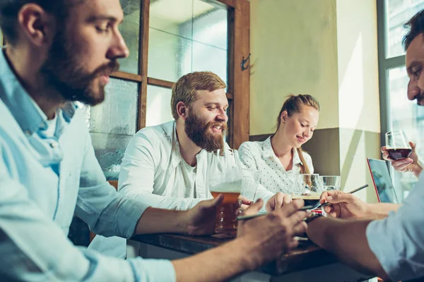 Trabajo en equipo mientras se relaja en el pub . — Foto de Stock