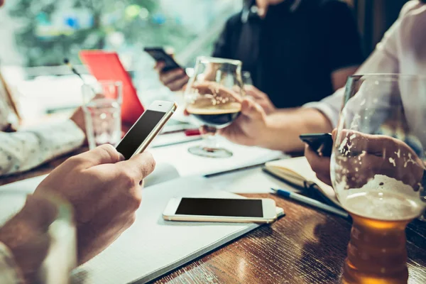 De handen van mensen werken en ontspannen in de pub. — Stockfoto