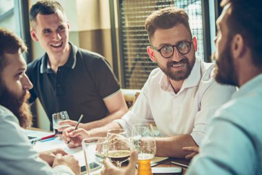 Neşeli gençlerin gülümseyin ve barda dinlenirken jest.