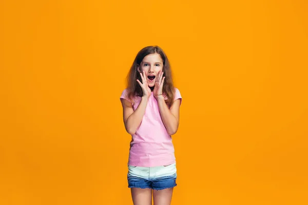 Na białym tle na żółty młodych dorywczo teen dziewczyna krzyczy w studio — Zdjęcie stockowe