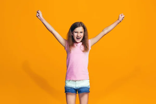 Dospívající dívka šťastný úspěch slaví, že vítěz. Dynamická energický obraz ženského modelu — Stock fotografie