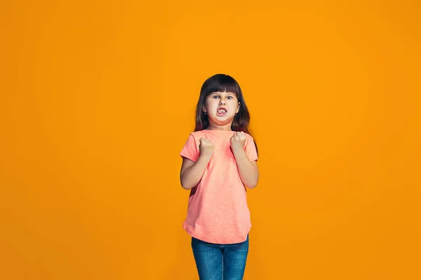 Retrato de menina adolescente com raiva em um fundo de estúdio laranja — Fotografia de Stock